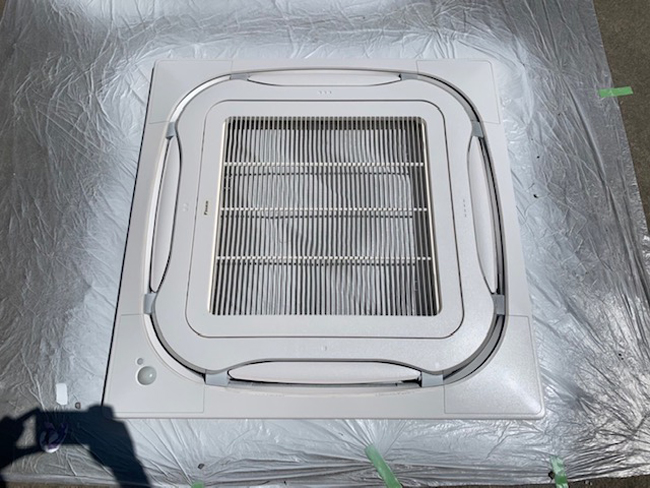 エアコンカバー吹き付け塗装