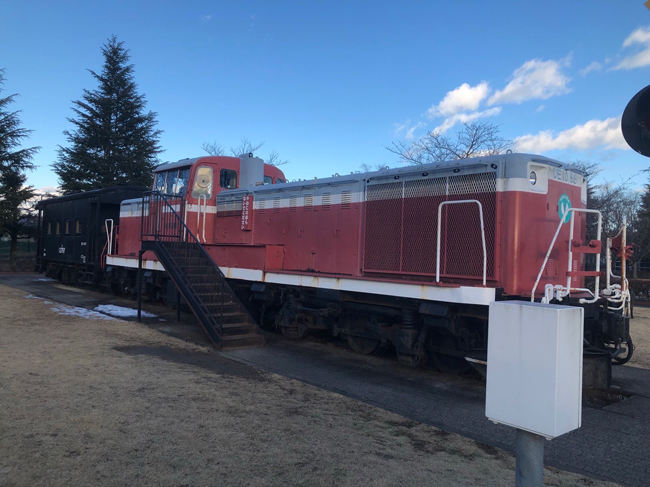 交通公園内機関車塗装