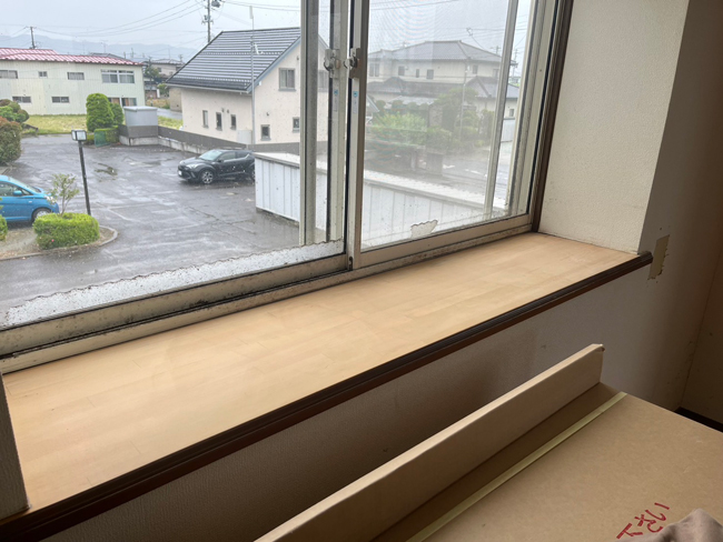 アパート室内木枠塗装作業