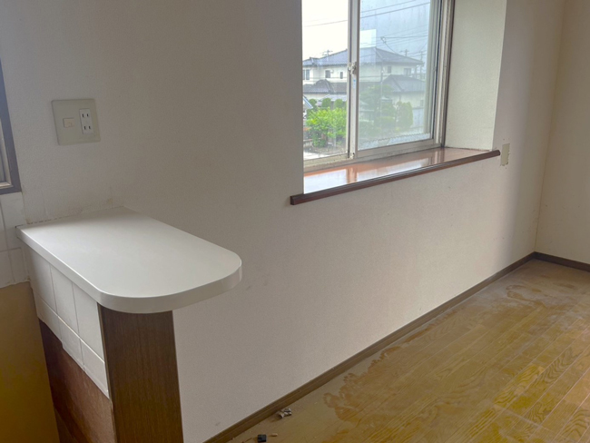 アパート室内木枠塗装作業