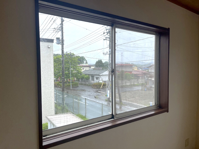 アパート室内木枠塗装作業