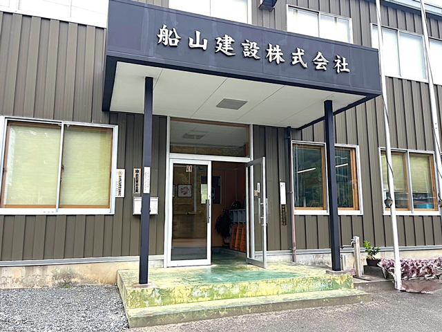 玄関（天井・床）・社名文字塗装