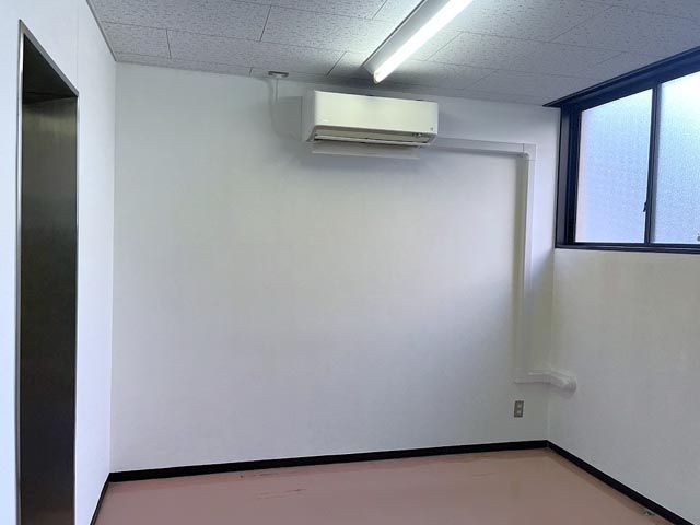 角田市総合体育館　更衣室内壁塗装工事